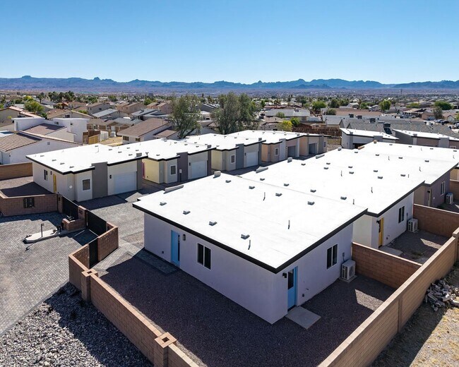 Building Photo - 370 Riverfront Dr