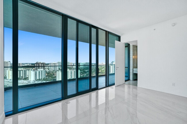 Building Photo - 18975 Collins Ave