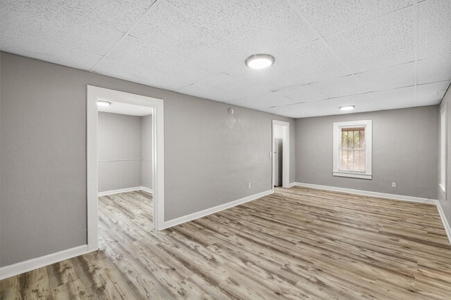 Building Photo - $25 Drive by & Apply for Beds 2 Bath House * Large Living/Dining + Bonus Room and Yard** Move in ...