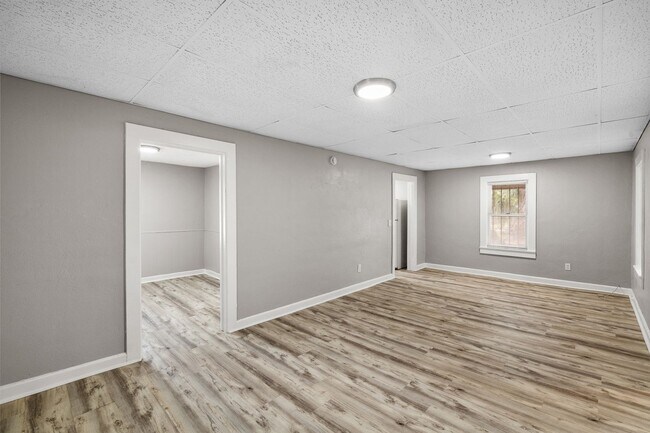 Building Photo - $25 Drive by & Apply for Beds 2 Bath House...