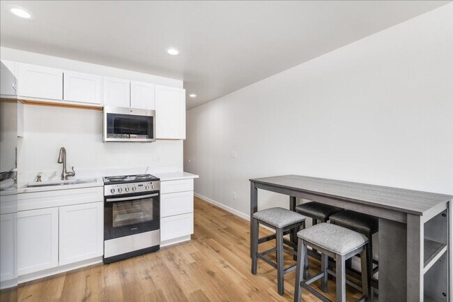 Building Photo - Long Term Rental- Cedar Lodge 218