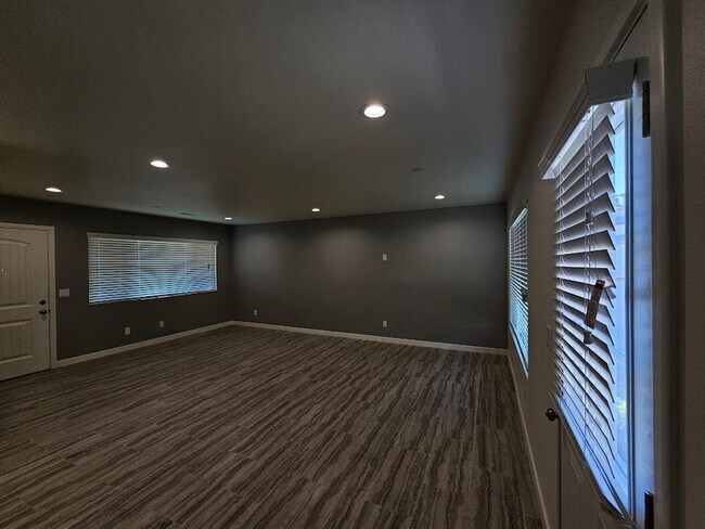 Building Photo - Newly Remodeled 2 Bedroom with MOVE IN SPE...