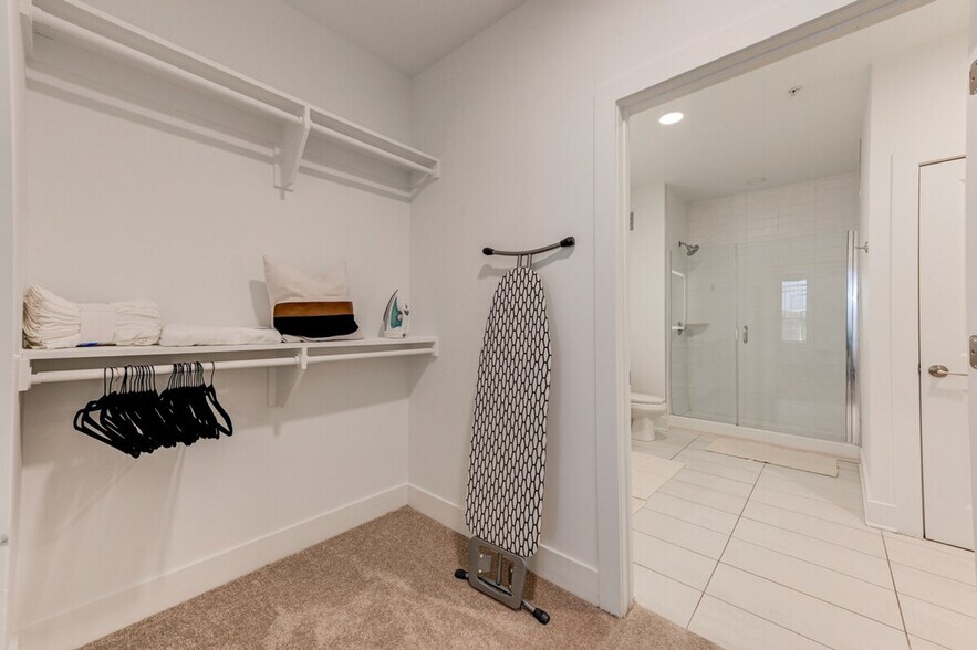 Building Photo - 308 Gibson St SE