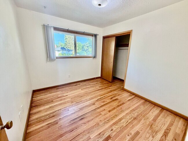 Building Photo - Spacious, Remodeled 5bd/3bath Cherry Park Home with Large Fenced Garden and Finished Basement