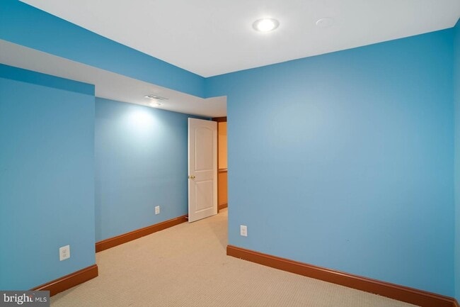 Building Photo - 43513 Lucketts Bridge Cir