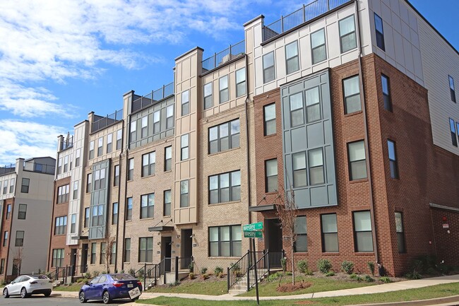 Primary Photo - Spacious Brookhill Commons Townhouse (Appl...