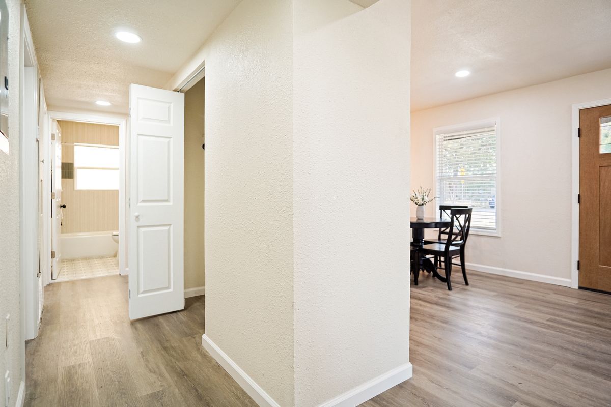 Building Photo - 462 Springwood Ln