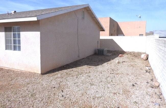 Building Photo - 3+2 Stylish, Move-In Ready Home with New Flooring and Fresh Interior