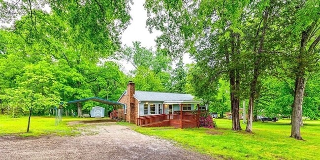 Building Photo - Charming Brick Ranch with Plenty of Room!!!