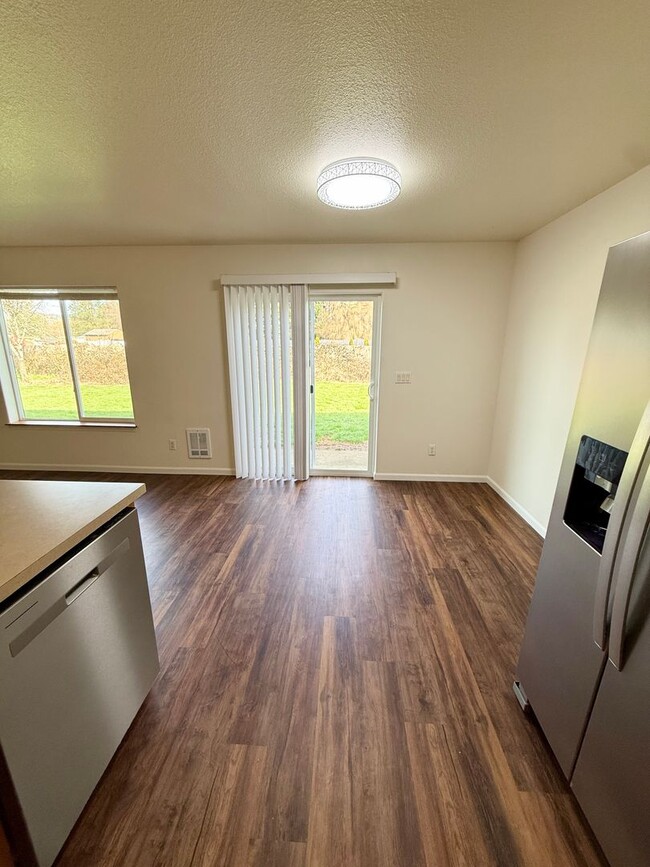 Building Photo - Newly Remodeled 3-Bed, 2.5-Bath Duplex for Rent in Longview