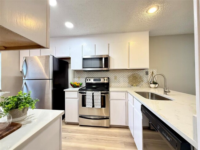Building Photo - 7122 Wood Hollow Dr