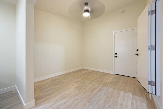 Building Photo - MUST SEE 3 Bed 2 HOUSE WITH GARAGE, YARD, & BONUS ROOM! CALL 6 1 9  8 8 8 5 5 5 4 TODAY!