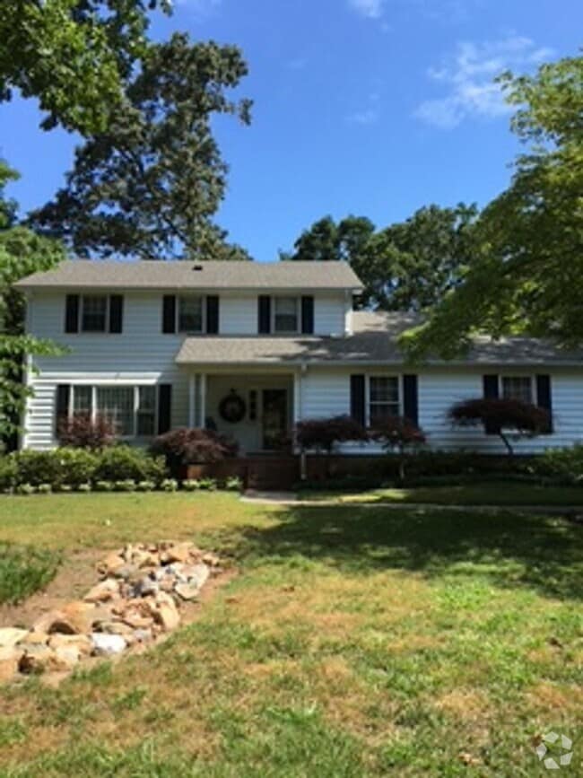 Building Photo - 4 Bedroom with fenced in yard!