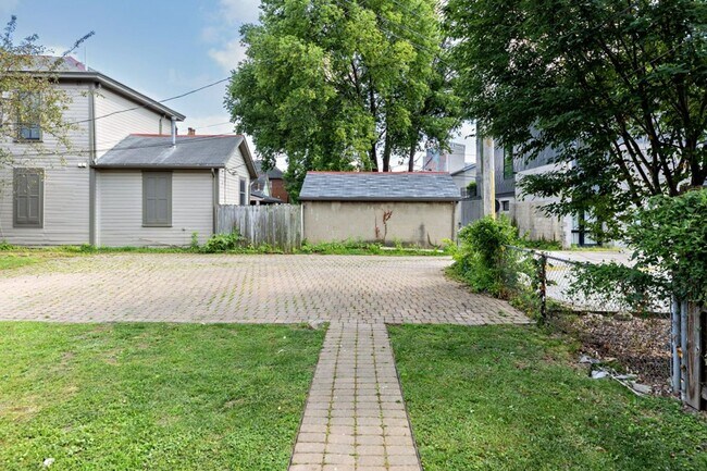 Building Photo - E Lincoln St 59-61 MLR