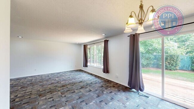Building Photo - Desirable Sandy Neighborhood / Beautiful Single Level Ranch / Open Floor-Plan, Central Air
