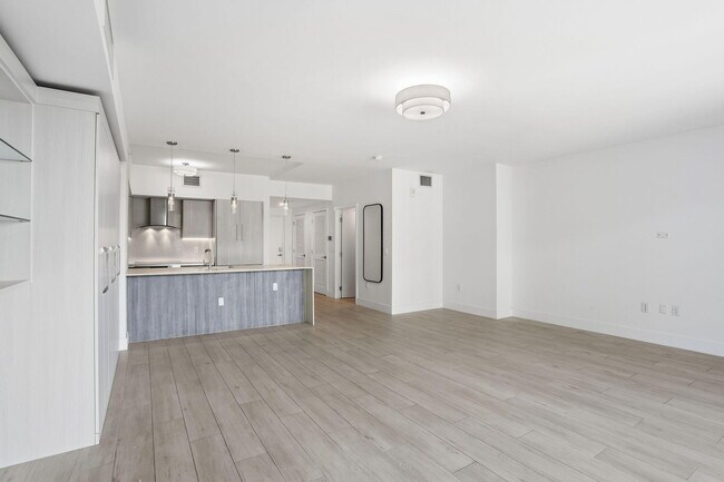 Building Photo - 111 SE 1st Ave