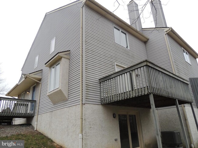 Building Photo - 404 Pinebrooke Cir