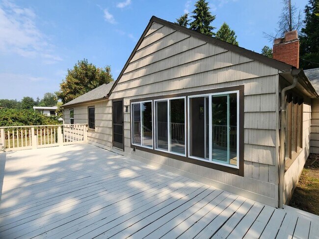 Building Photo - COLUMBIA RIVER Waterfront Home with Access on 1.5 Acres