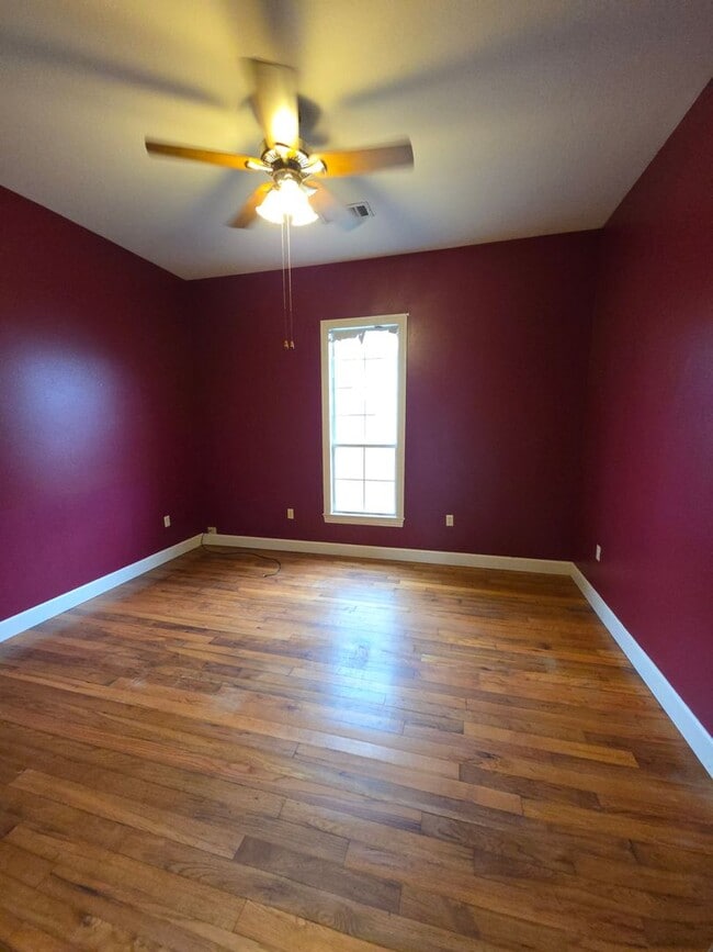 Building Photo - 217 W 7th St