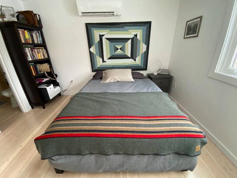 Building Photo - 542 N Black Ave