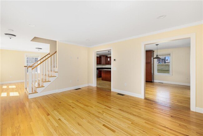 Building Photo - 20 Vanderbilt Ln
