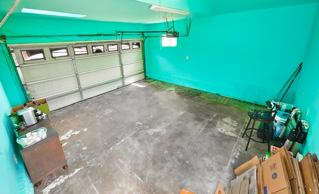 Building Photo - 2404 Foxglove Dr