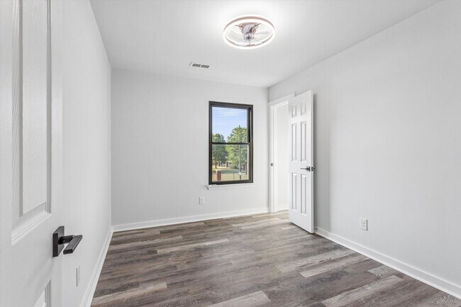 Building Photo - 635 26th St
