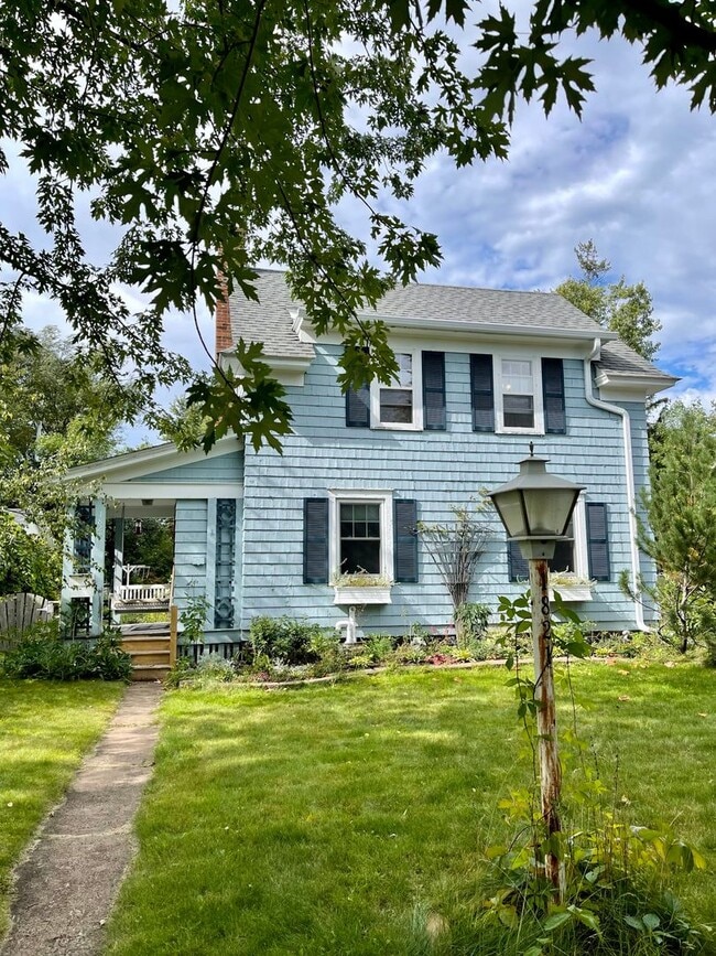 Building Photo - AVAILABLE JUNE - Beautiful 2 Bed 1 Bath Woodland Home