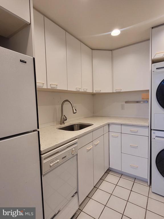 Building Photo - 604 S Washington Square