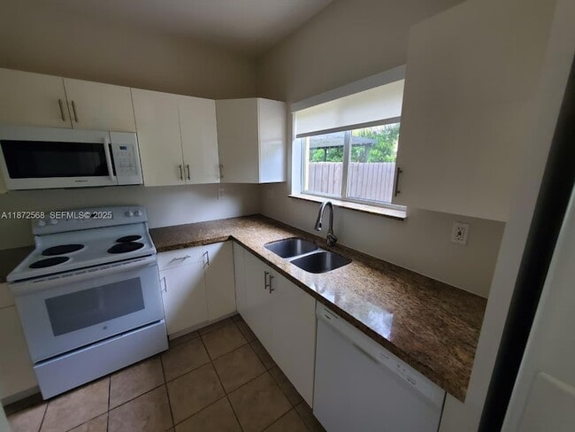 Building Photo - 2531 NE 41st Terrace