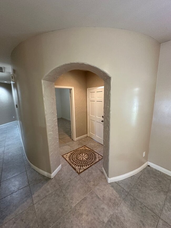 Building Photo - Elegant 3-Bedroom Home in Seven Oaks