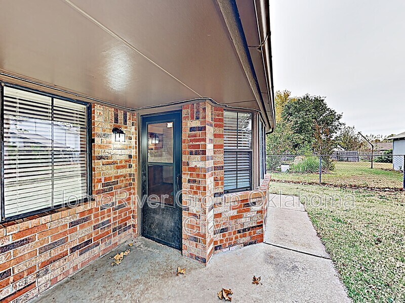 Building Photo - 1036 W Windsor Way