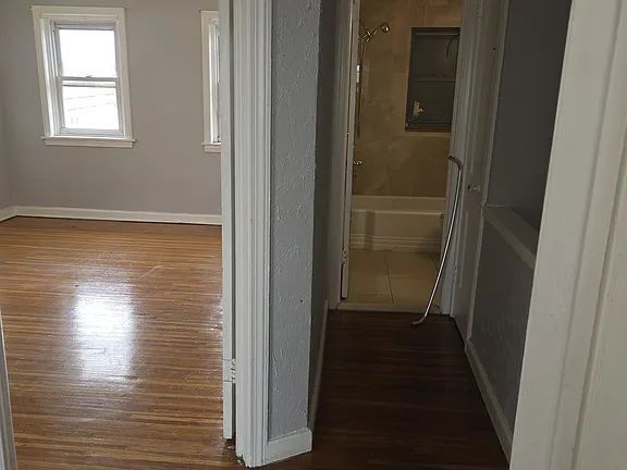 Building Photo - House for rent 4 bedroom and 2 complete bathroom, finished basement with kitchen, bathroom, parki...
