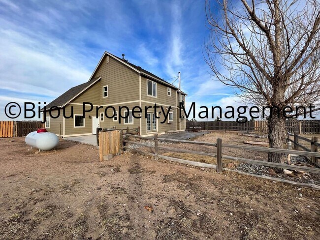 Building Photo - Spacious Country Living!