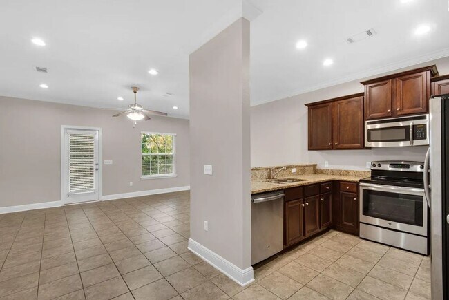Building Photo - 17 W Shady Oaks Ln