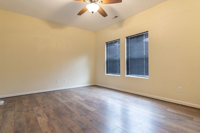 Building Photo - MOVE IN READY 3 Bedroom!