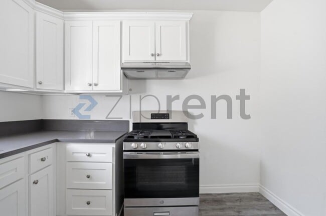 Building Photo - 1513 W 12th Pl