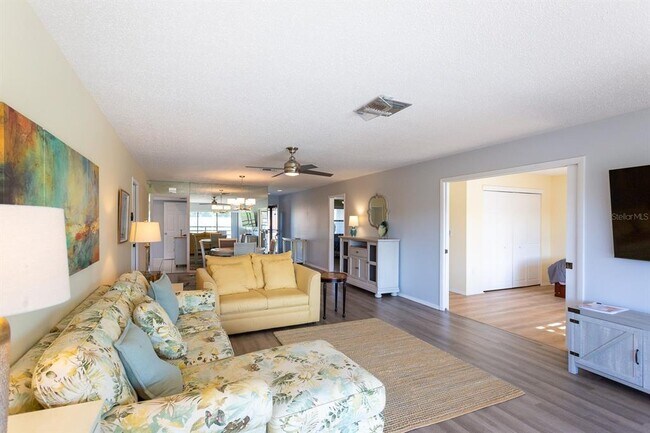 Building Photo - 5630 Golf Pointe Dr