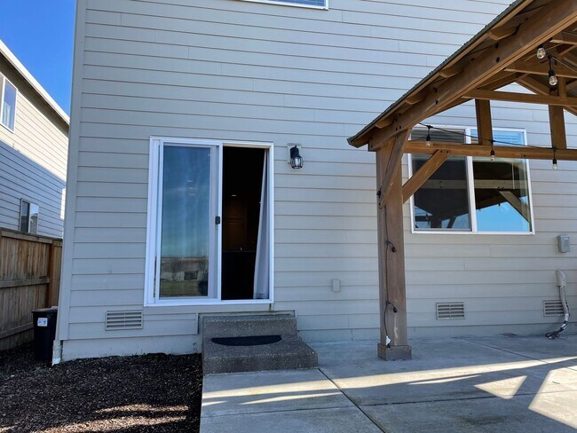 Building Photo - BEAUTIFUL 3 Bedroom 2.5 Bath Home! High Ce...