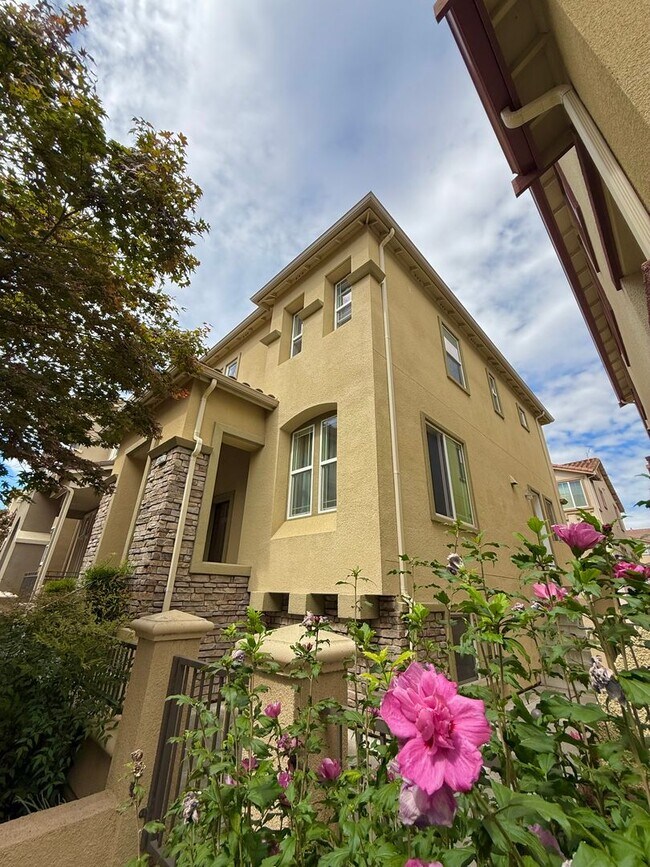 Building Photo - $4,400 / Beautiful 3BR + Bonus Room / 2.5BA Single-Family Home in Warm Springs, Fremont