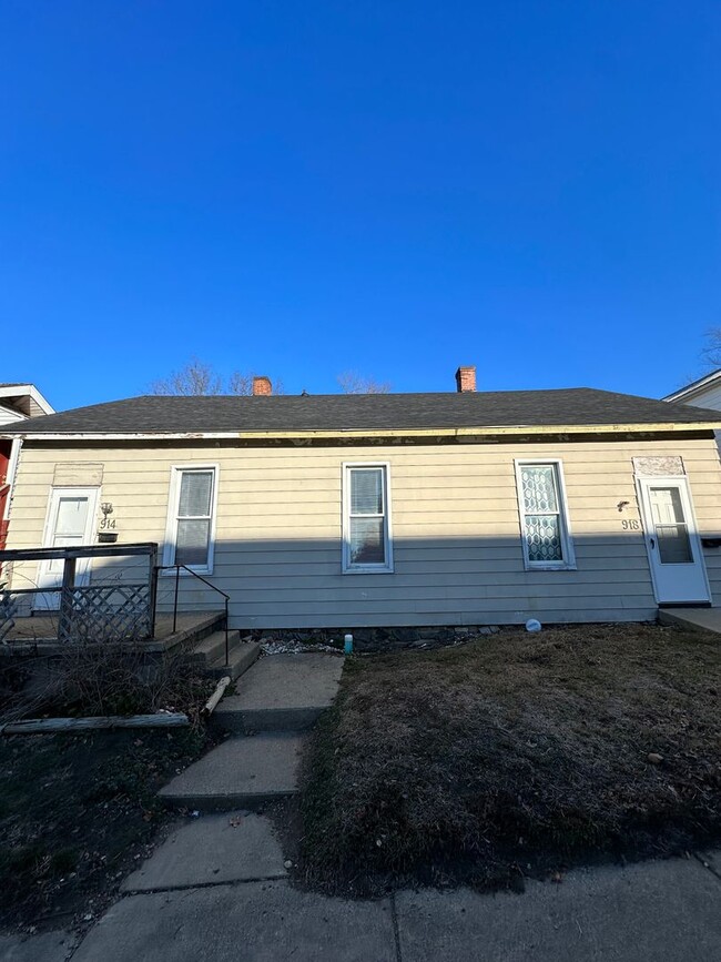 Building Photo - 914-918 Roberts Street