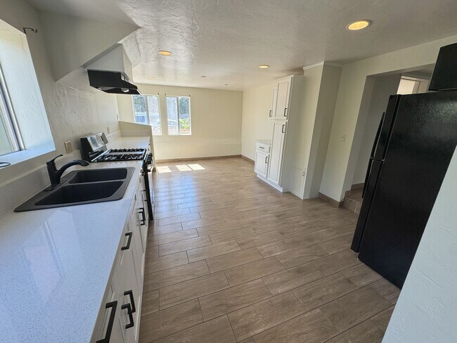 Building Photo - POINT LOMA HOME 4br-2.0 baths located on l...
