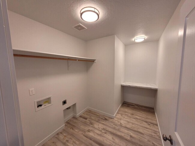 Building Photo - Spacious Home For Everyone!