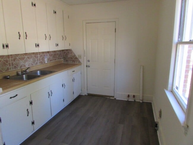 Building Photo - Close to Swan Lake