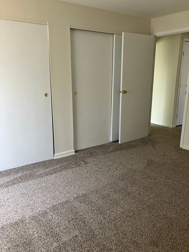 Building Photo - Rent Special through 5/31 - Convenient & N...