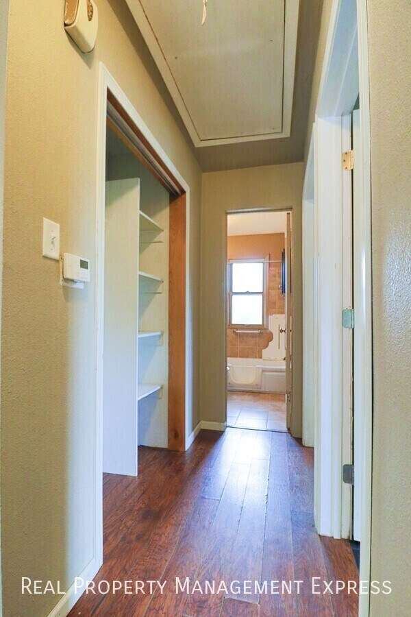 Building Photo - 3 Bed Home w/ Large Garage