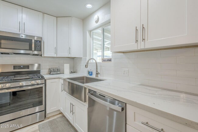 Building Photo - 4240 E Bluefield Ave