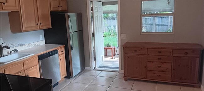 Building Photo - 1600 SW 14th St