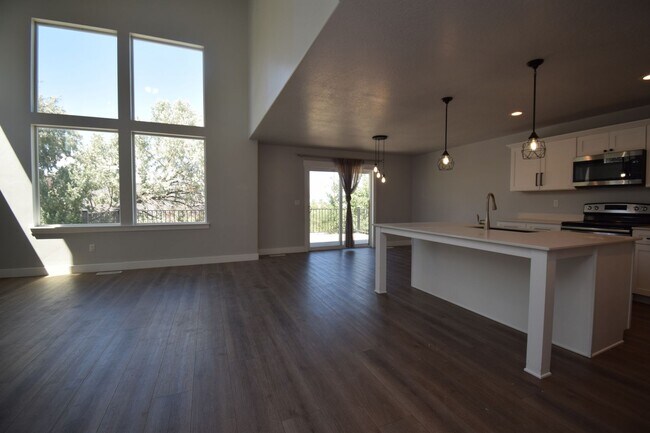 Building Photo - Quiet Family Friendly 4 Bed Home in Bluffdale!!