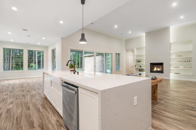 Building Photo - 12110 S Tara Plantation Dr